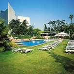 レイ・フアン・カルロス１世ホテルは1992年にバルセロナで開催されたオリンピック開幕の数日前にスペイン国王、王妃によりリボンカットが行われました。世界中の厳選されたホテル選ばれる“The Leading Hotels of the World”の35のセレクトホテルの一つとして選ばれています。また、1992-1993年の国内建築賞を受賞しております。